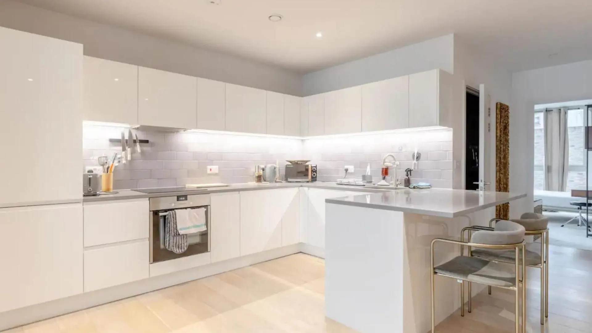 Charm & Convenience 3 Bed Near Excel London Apartment