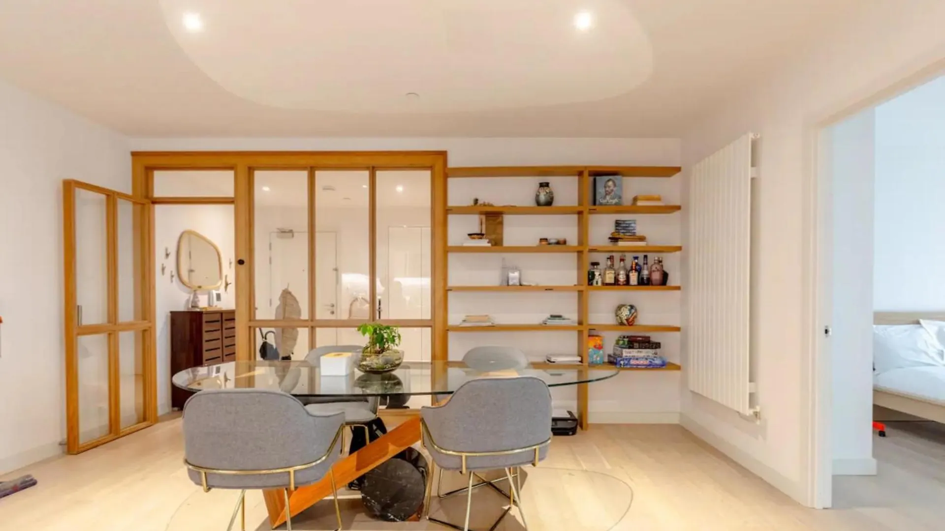 Charm & Convenience 3 Bed Near Excel London Apartment