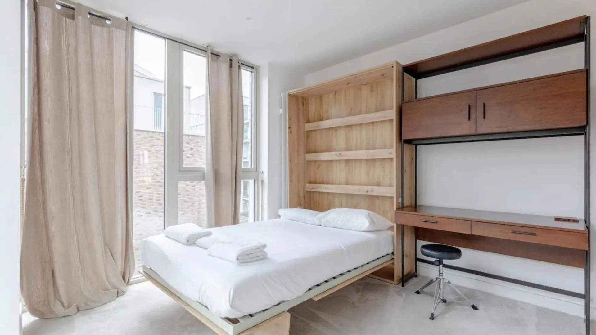 Charm & Convenience 3 Bed Near Excel London Apartment 0*,  United Kingdom
