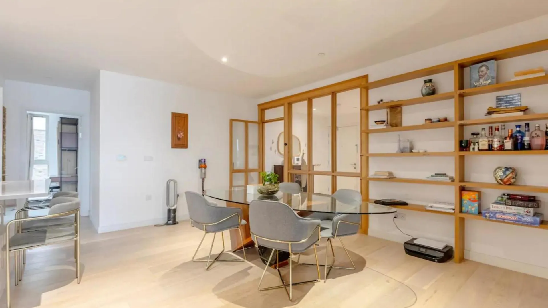 Charm & Convenience 3 Bed Near Excel London Apartment