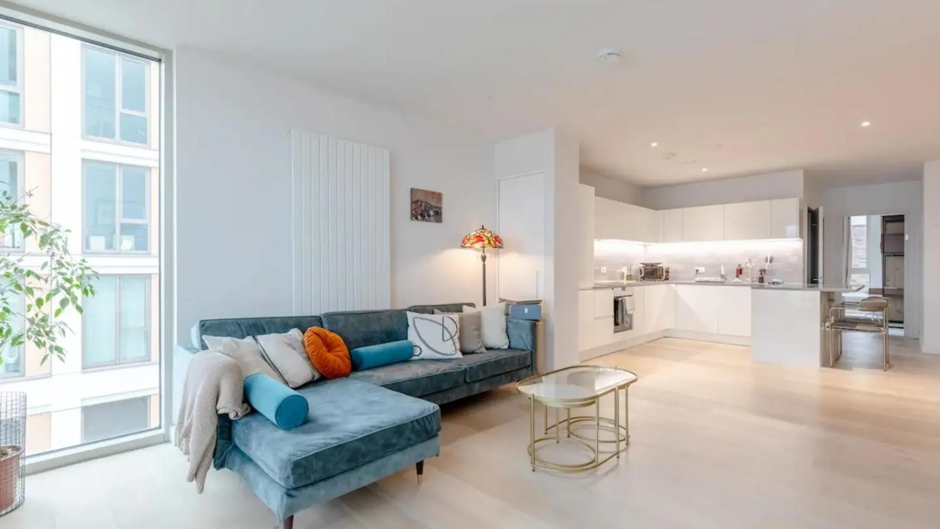 Charm & Convenience 3 Bed Near Excel London Apartment