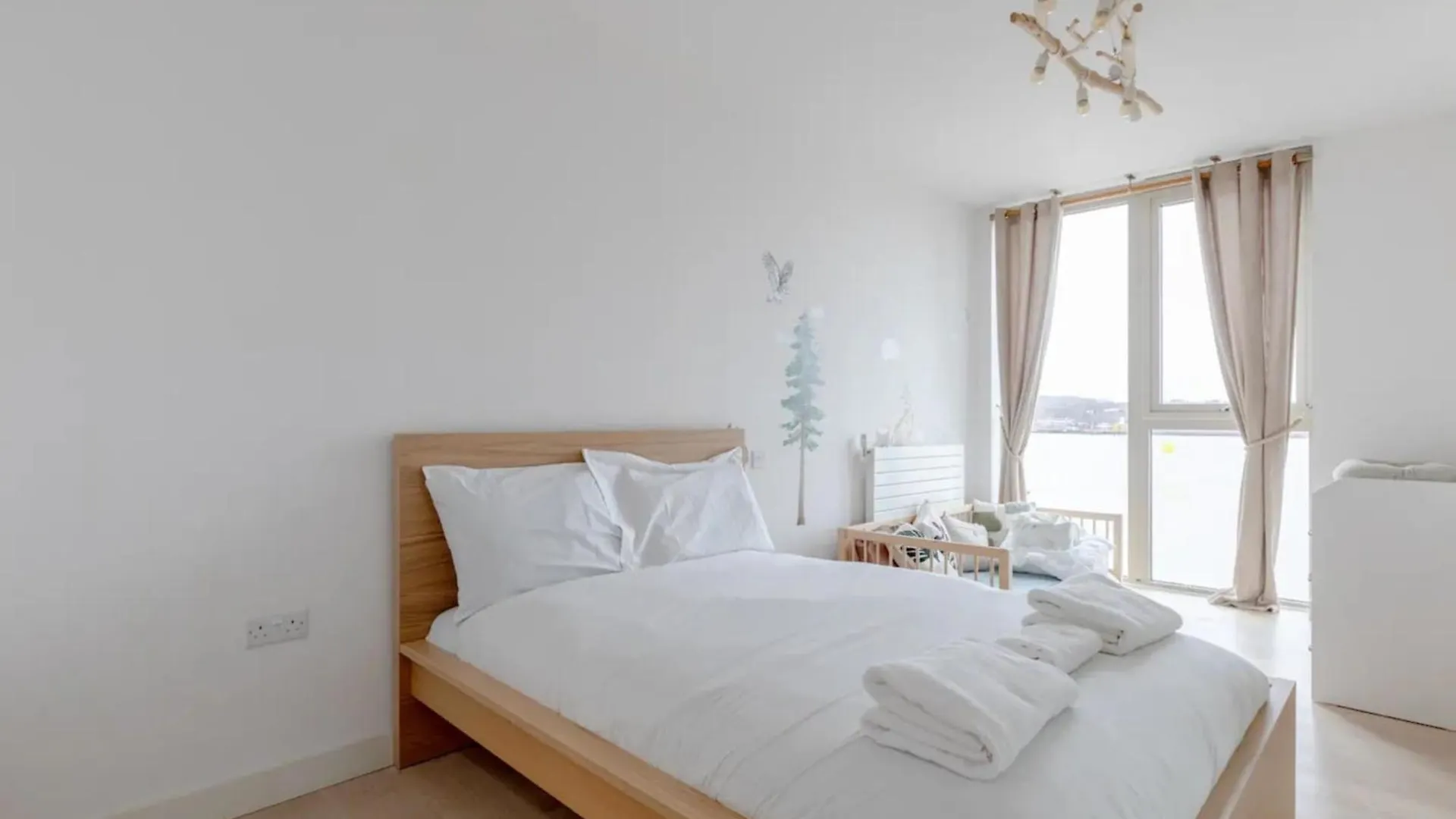 Charm & Convenience 3 Bed Near Excel London Apartment