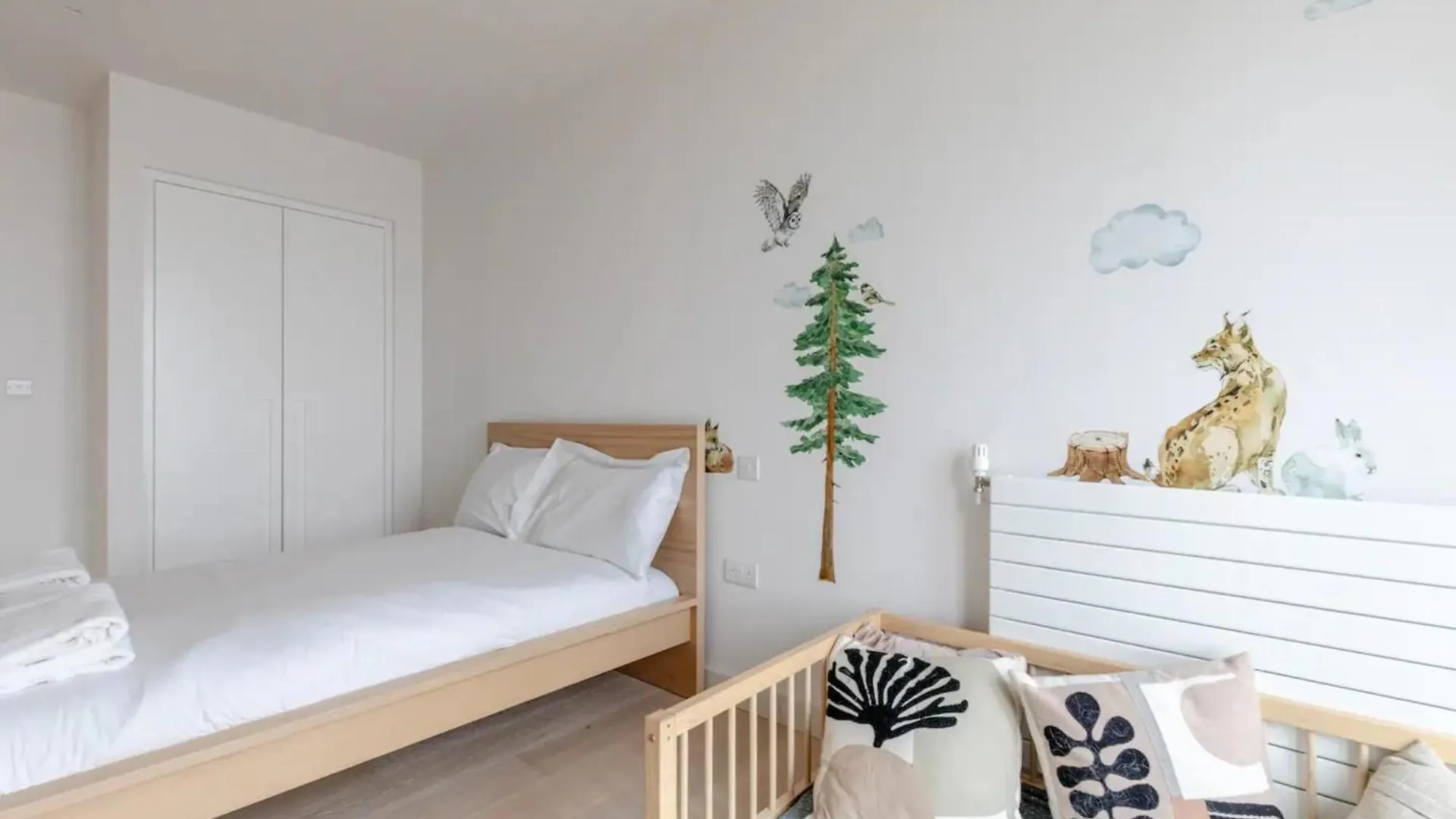 Charm & Convenience 3 Bed Near Excel London Apartment