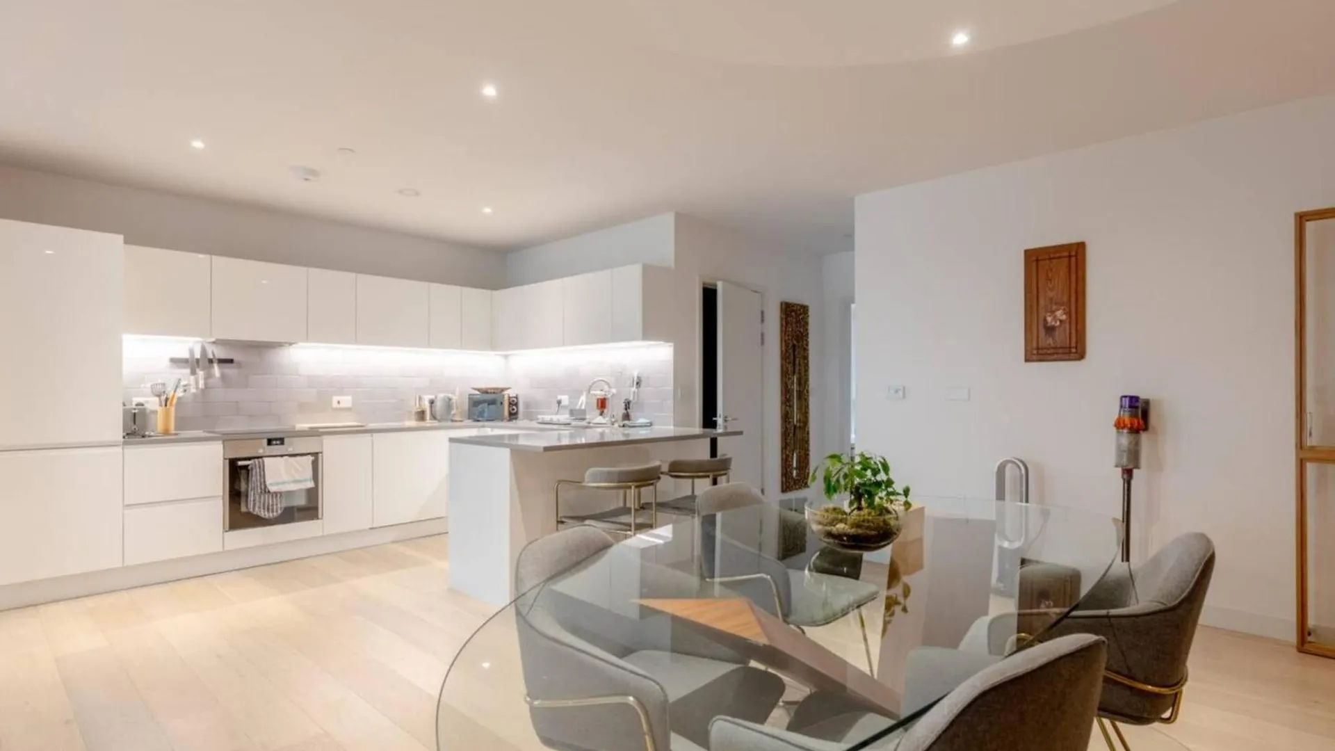 Charm & Convenience 3 Bed Near Excel London Apartment